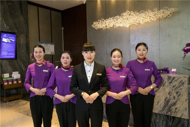 1-2、中青旅山水酒店 前臺服務員.jpg 1-2、中青旅山水酒店 前臺服務員.jpg